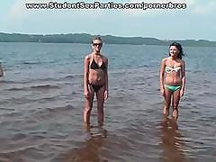 Hot College Girl Gives A Hot Blowjob And Fucks On The Beach